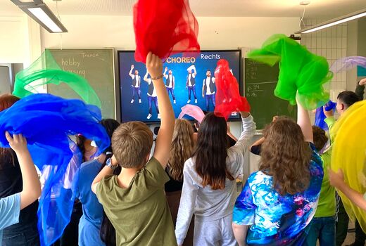 Schuelerinnen und Schueler bei der Probe fuer uk united