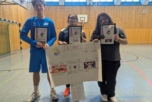 Jeweils ein Vertreter der Siegerklassen zeigt die Urkunde des im Wettbewerb erreichten Platzes.