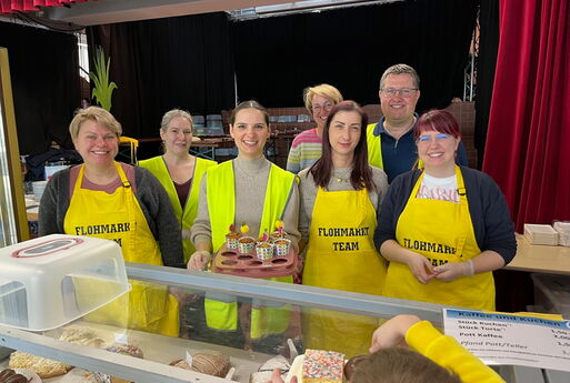 Das Flohmarktteam sechs Frauen und ein Mann mit gelben Schürzen Teil 2