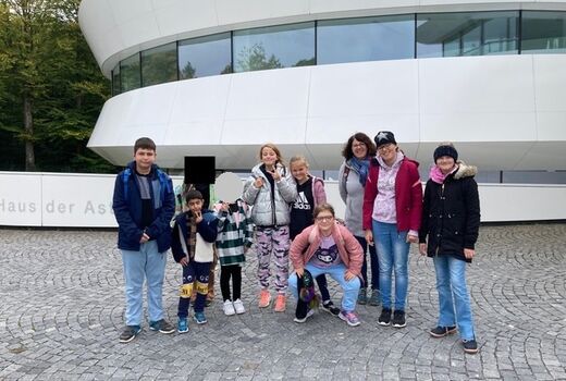 Eine Gruppe vor dem Gebäude des Haus der Astronomie