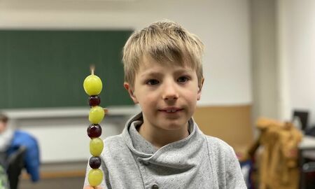 Junge mit Spieß