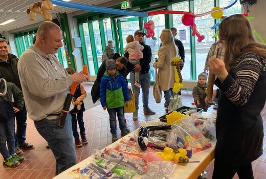 Menschen vor einem Verkaufstand