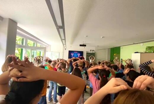 schuelerinnen und schueler proben für 6k united im Klassenzimmer