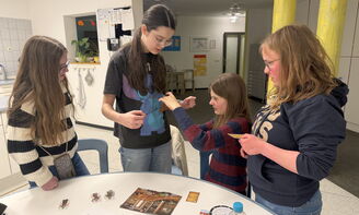 Jugendliche spielen ein EXIT-Game