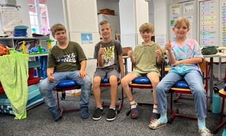 Die Schüler_innen finden ihre neuen Sitzkissen super!