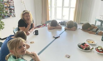Kinder spielen das Spiel "Werwölfe"