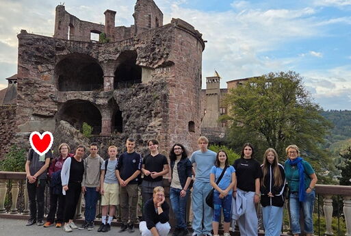 Die gesamte Gruppe steht vor einer Schlossruine.