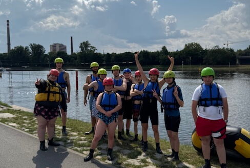Gruppenbild der Klasse nach dem Wildwasser-Rafting in der Moldau