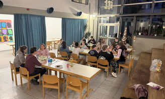Gemeinsames Abendessen in der Aula