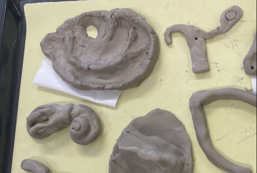 CI und Ohrmuschel und Gehörschnecke aus Ton
