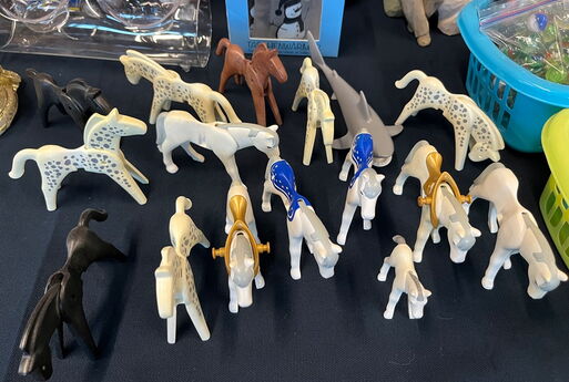 Verkausstand mit verschiedenen Kunstsoffpferden