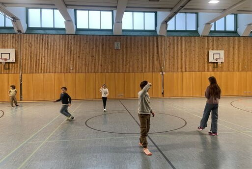 Kinder spielen in der Turnhalle
