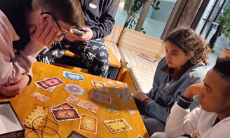 Vier Jugendliche spielen ein EXIT Game