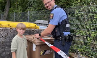 Ein Polizist sperrt mit einem Schüler gemeinsam ab