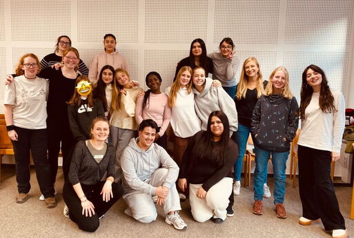 Gruppenfoto von SchülerInnen und Coaches