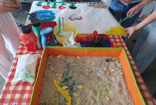 Auf einem Tisch Sand und Farben
