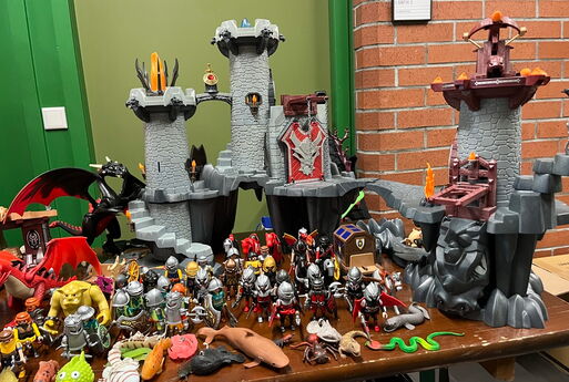 Ein Verkaufsstand mit einer Ritterburg und Zubehör