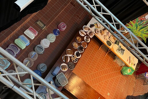 Ein Blick zur Aula der Kuchentheke von oben