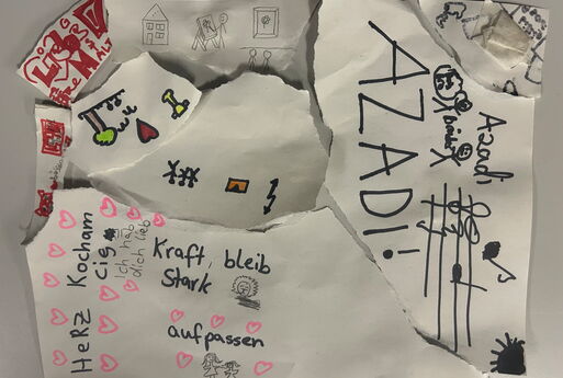Text- und Bildschnippsel, die zusammengelegt sind zu einem ganzen Blatt