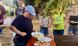 Jugendliche holen sich Gegrilltes
