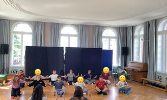 Die Schüler beim Bechermusikstück üben