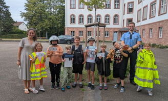 Gruppenfoto von dem Polizisten mit Schulklasse und Lehrerin