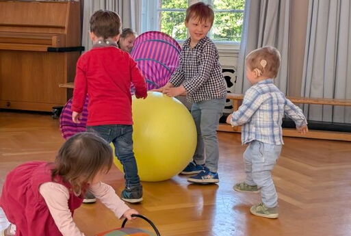 Kleinkinder spielen mit Bällen
