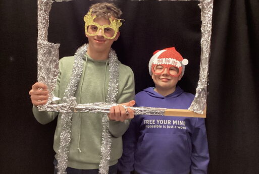 Zwei verkleidete Schüler schauen durch einen Bilderrahmen