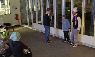 Jugendliche präsentieren winterliche Kopfbekleidung