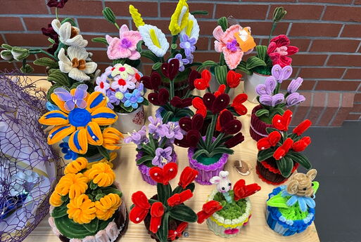 Mehrere selbstgebastelte Blumen aus Stoff