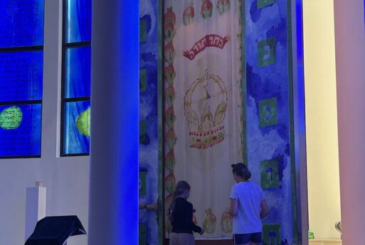 Intensives blaues Licht fällt durch die gläsernen Fenster in den Innenraum der Synagoge