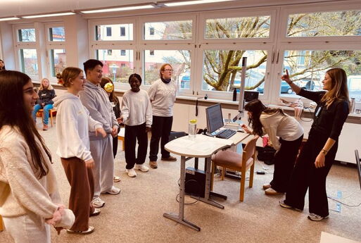 3 SchülerInnen und ein Coach üben singen