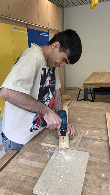 Schüler des VAB beim  Bohren.