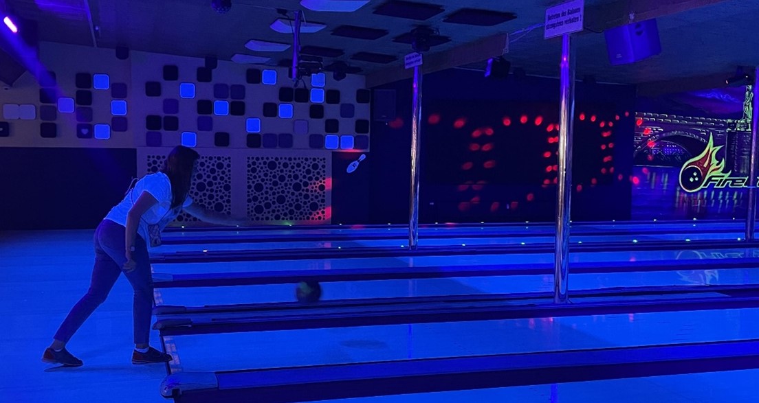 Eine Schülerin beim Bowling.