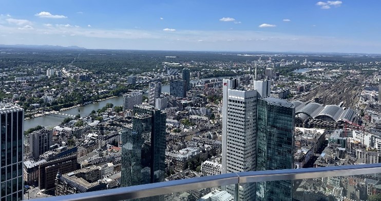 Aussicht vom Main Tower über die Skyline der Stadt.