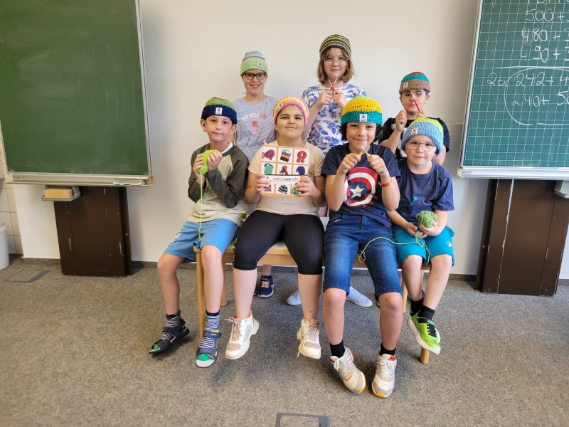 Kinder mit Mützen auf den Kopf