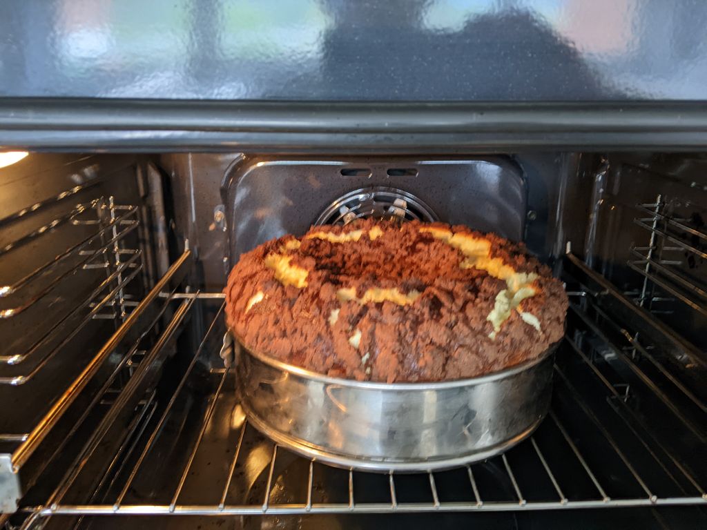 Im Ofen backt ein Kuchen. Er ist schön aufgegangen.