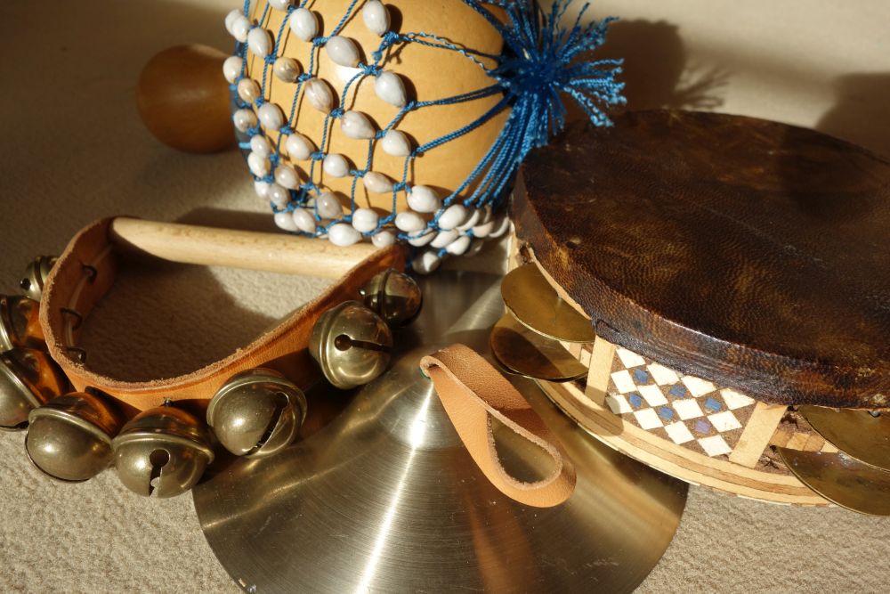Instrumente - Schellenkranz, Handbecken, Tamburin